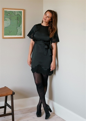 Xelina satin lace kjole Black Neo Noir 